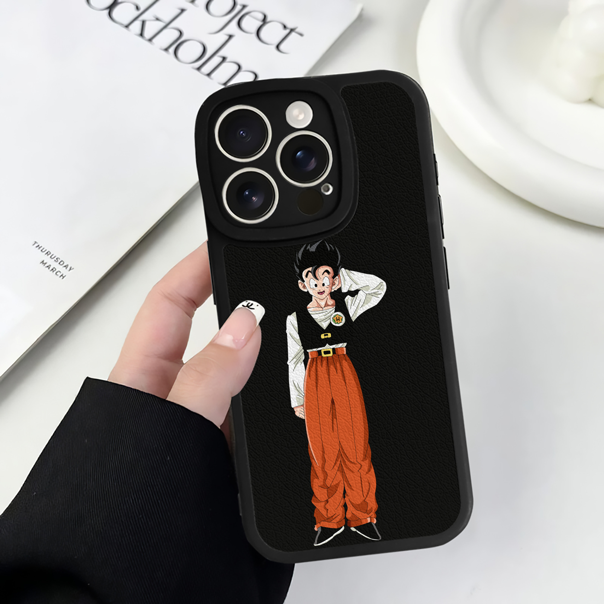 （画像用） ドラゴンボール 孫 悟飯（そんごはん）DRAGON BALL Son Gohan 【iPhone 16シリーズ対応】シリコンスマホケース（レザー調） 材質：シリコン